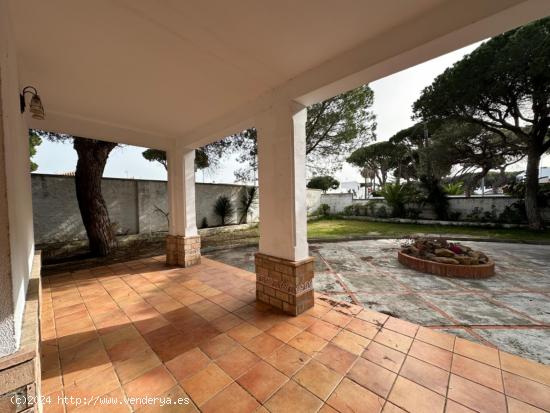 CHALET EN 2 PISTA DE LA BARROSA CON MAS DE MIL METROS DE PARCELA - CADIZ