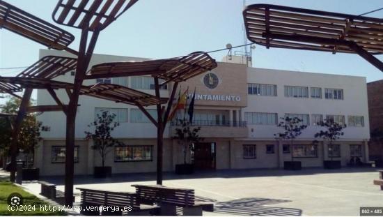 LOCAL COMERCIAL JUNTO A LA PLAZA DEL AYUNTAMIENTO - GRANADA