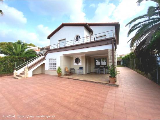  hermosa casa de dos viviendas con piscina climatizada en inmejorable zona Comarruga - TARRAGONA 