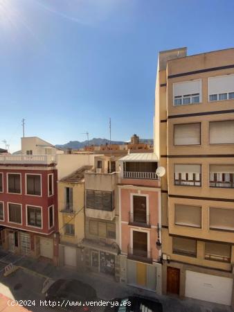  ESTUPENDA CASA EN EL CENTRO DE ORIHUELA DE TRES PLANTAS, TERRAZA, BAJO COMERCIAL.. ¡VISITELA!! - AL 