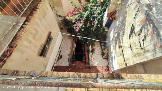 ESTUPENDO EDIFICIO EN EL CENTRO DE ORIHUELA DE DOS PLANTAS CON TERRAZA, MUY ECONÓMICO ¡¡VISITELO!