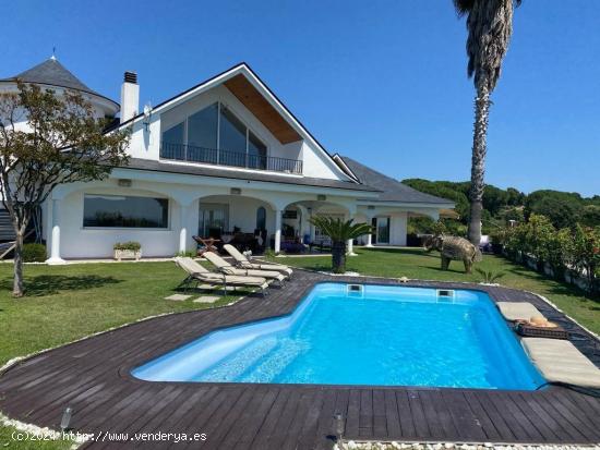  ESPECTACULAR CHALET CON PISCINA Y JARDÍN - BARCELONA 