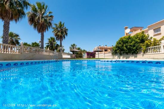  Bungalow en planta alta de 2 habitaciones y 2 baños con solárium, Lomas de Cabo Riog - ALICANTE 