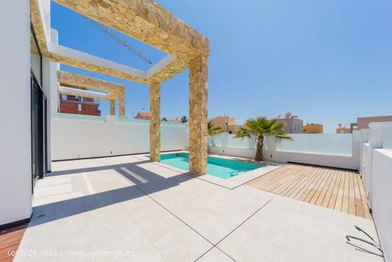 Villa con diseño moderno de 4 habitaciones, Torrevieja, zona Torre del Moro - ALICANTE