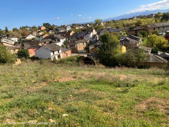 SE VENDE CASA PARA REFORMAR CON TERRENO - LEON