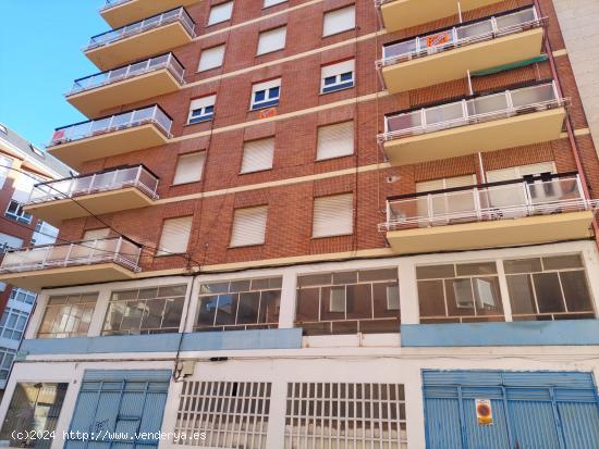  SE VENDE LOCAL COMERCIAL JUNTO CON ENTREPLANTA - LEON 