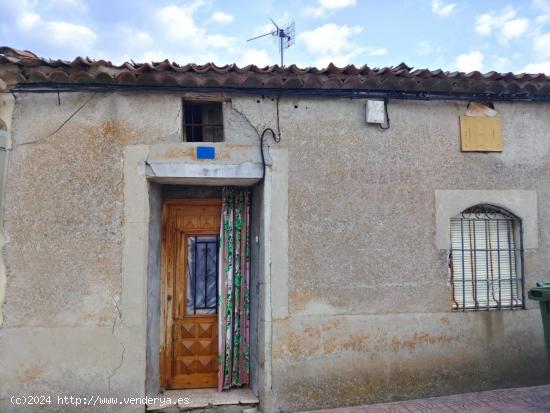 CASA CON PATIO Y GARAJE, PARA REHABILITAR, EN ADANERO - AVILA