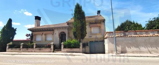 GRAN CHALET INDEPENDIENTE CON JARDÍN, EN SANCHONUÑO (SEGOVIA) - SEGOVIA