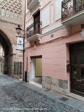 Se alquila local comercial en el centro de Teruel totalmente acondicionado. - TERUEL