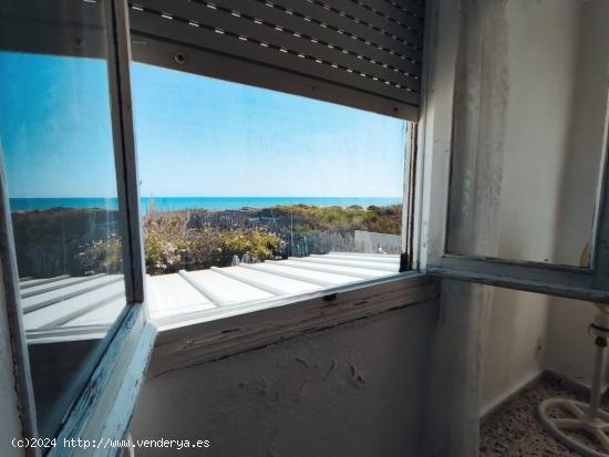 Fantástica casa con terreno y preciosas vistas al mar a pie de playa en Guardamar del Segura - ALIC