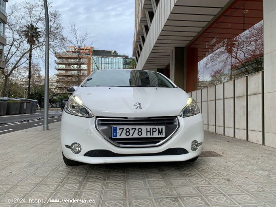 Peugeot 208 3P ALLURE 1.6 e-HDi 92 - Barcelona