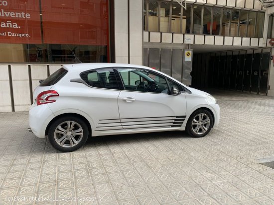 Peugeot 208 3P ALLURE 1.6 e-HDi 92 - Barcelona