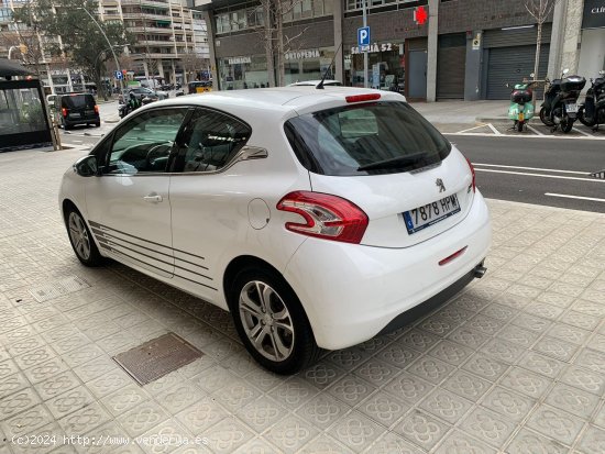 Peugeot 208 3P ALLURE 1.6 e-HDi 92 - Barcelona