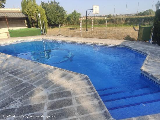 Chalet con piscina privada y casa de invitados. Gran parcela en Miralbueno - ZARAGOZA