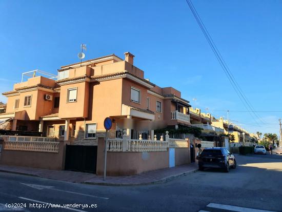 Chalet PRIMERA LINEA con VISTAS AL MAR. PISCINA PRIVADA. ZONA PLAYA de los LOCOS - ALICANTE