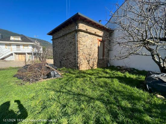 CASA CON TERRENO EN VILLABUENA (CACABELOS) - LEON