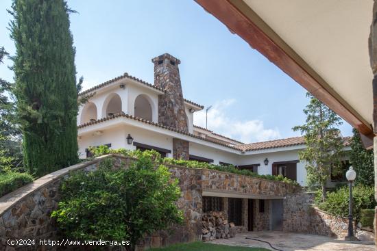 Exclusiva propiedad en la mejor zona de Collbató, con pista de tenis y piscina - BARCELONA