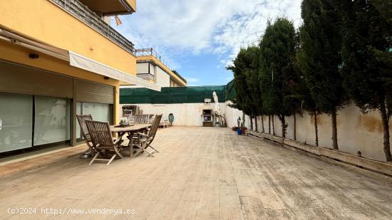 Plaza baja con terraza y piscina comunitaria en Sa Torre, Llucmajor - BALEARES