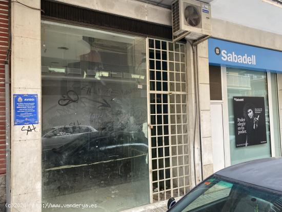 LOCAL SITUADO A PIE DE CALLE JUNTO A LA AVENIDA DUQUE DE TAMAMES, PEGADO AL BANCO SABADELL. DISPONE 