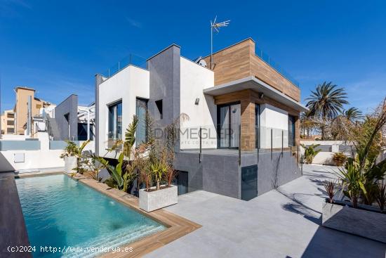 FANTASTICA VILLA MEDITERRANEA A 60 m DE LA PLAYA Y CON VISTAS AL MAR!!! - ALICANTE