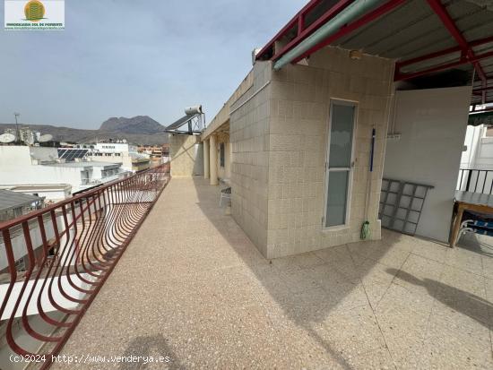 ATICO EN BENIDORM CON 4 HABITACIONES Y 2 BAÑOS, GRAN TERRAZA ! - ALICANTE