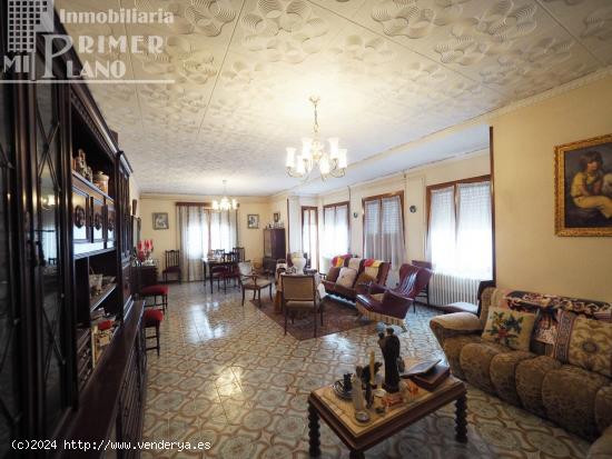 Vivienda en esquina junto a c/Cervantes y Alfonso XII, de 302 m2 de 6 dorm, 2 baños, garaje y patio