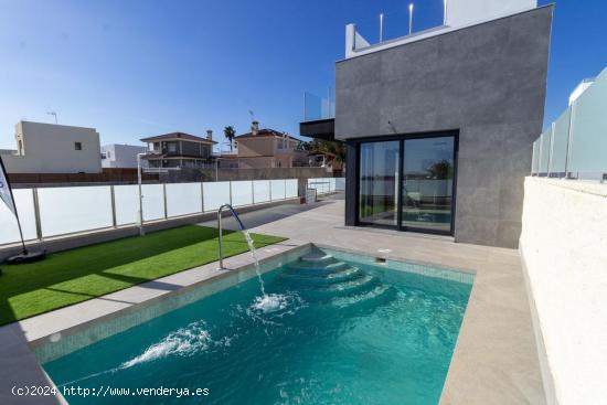 Villa de lujo con   3 dormitorios con piscina y garaje, zona Los Balcones - ALICANTE