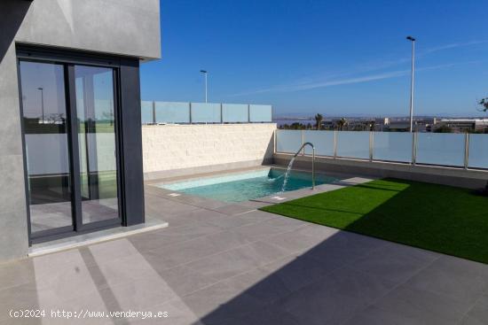 Villa de lujo con   3 dormitorios con piscina y garaje, zona Los Balcones - ALICANTE