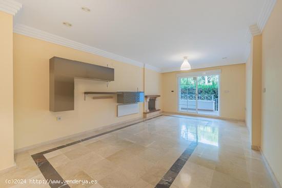 Apartamento planta baja en Urbanización Golf Río Real - MALAGA