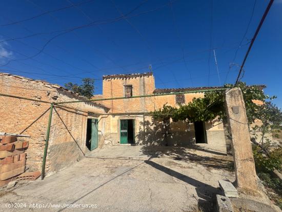   Terreno con Cortijo histórico con gran potencial en Baza, Granada: Ideal para inversores  - GRANAD 