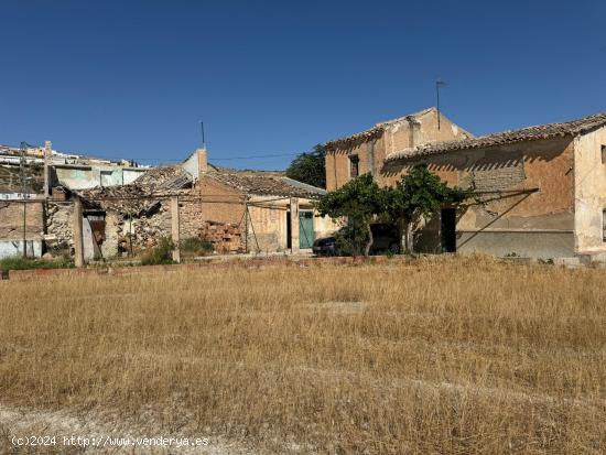  Terreno con Cortijo histórico con gran potencial en Baza, Granada: Ideal para inversores  - GRANAD