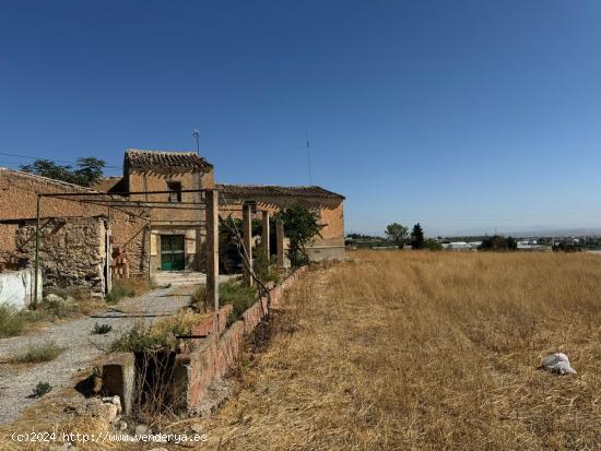  Terreno con Cortijo histórico con gran potencial en Baza, Granada: Ideal para inversores  - GRANAD