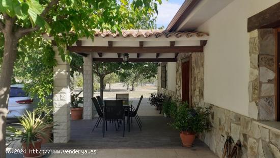 SE VENDE CHALET EN PETRER ZONA AGUARRIUS - ALICANTE