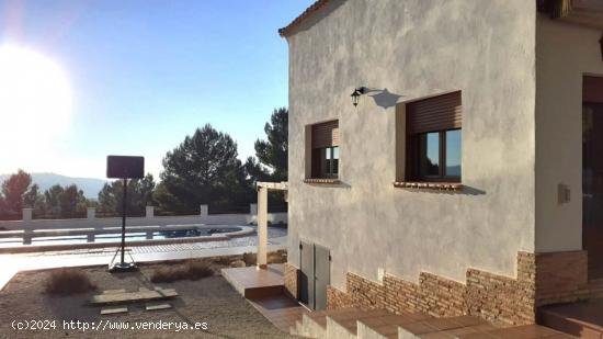 SE VENDE CHALET SEMINUEVO EN ZONA CATÍ DE CASTALLA/PETRER EN ALICANTE - ALICANTE