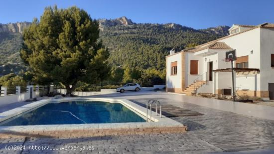 SE VENDE CHALET SEMINUEVO EN ZONA CATÍ DE CASTALLA/PETRER EN ALICANTE - ALICANTE