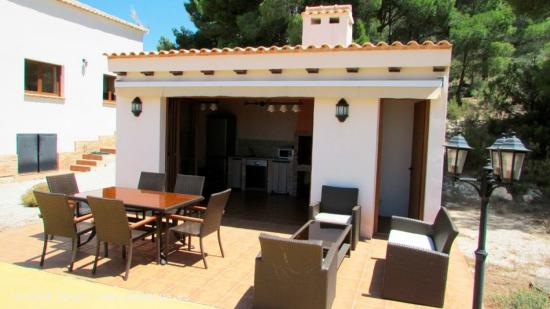 SE VENDE CHALET SEMINUEVO EN ZONA CATÍ DE CASTALLA/PETRER EN ALICANTE - ALICANTE