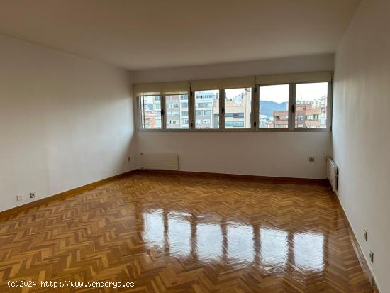 Piso de 5 dormitorios, 3 baños y plaza de garaje en Murcia Centro - MURCIA