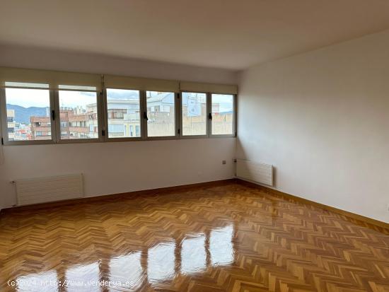 Piso de 5 dormitorios, 3 baños y plaza de garaje en Murcia Centro - MURCIA