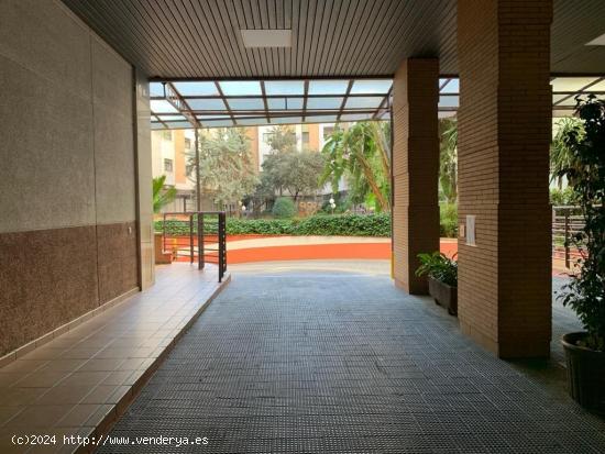  Plaza de Garaje con Capacidad Para Dos Coches - SEVILLA 