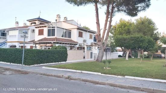  SE VENDE CHALET ADOSADO EN MIL PALMERAS - ALICANTE 