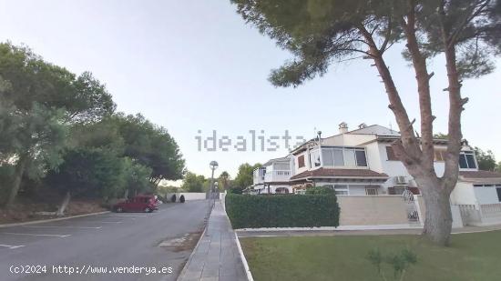 SE VENDE CHALET ADOSADO EN MIL PALMERAS - ALICANTE