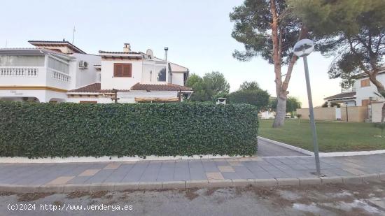 SE VENDE CHALET ADOSADO EN MIL PALMERAS - ALICANTE