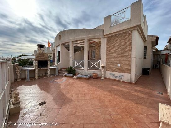 SE VENDE ADOSADO DE 3 DORMITORIOS 2 BAÑOS EN PLAYA FLAMENCA ( ORIHUELA COSTA) - ALICANTE