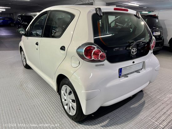 Toyota Aygo 1.0 Live 70. Pocos KM !!! Impecable. A toda prueba . - Barcelona