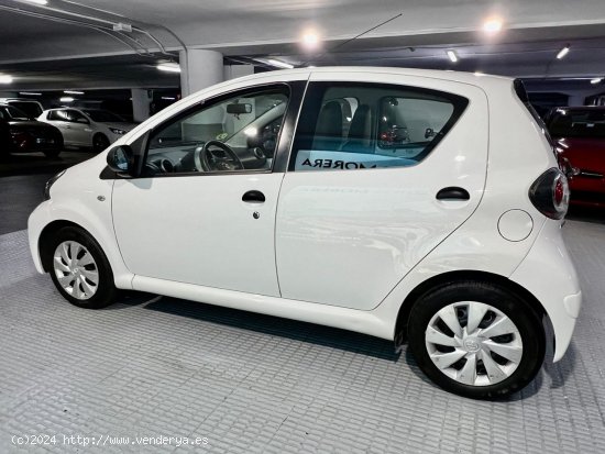 Toyota Aygo 1.0 Live 70. Pocos KM !!! Impecable. A toda prueba . - Barcelona