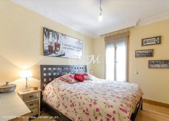 Venta. Piso. Barrio Jerónimos. Reformado, luminoso. 3 dormitorios con baño en suite. Zona de servi