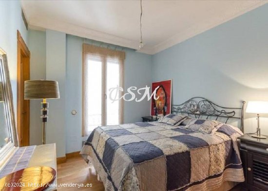 Venta. Piso. Barrio Jerónimos. Reformado, luminoso. 3 dormitorios con baño en suite. Zona de servi