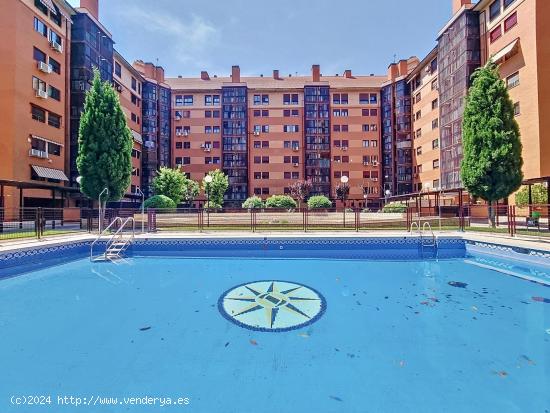  3 dormitorios, 2 baños, piscina, garaje y trastero - MADRID 