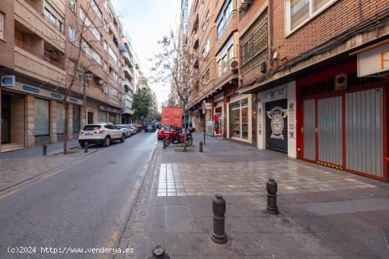 Amplia plaza de garaje cerrada para coche grande en Pedro Antonio Alarcón, junto Emperatriz Eugenia