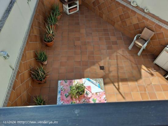 GRAN CASA ADOSADA EN PEDRO ABAD - JUNTO CENTRO DE SALUD - CORDOBA